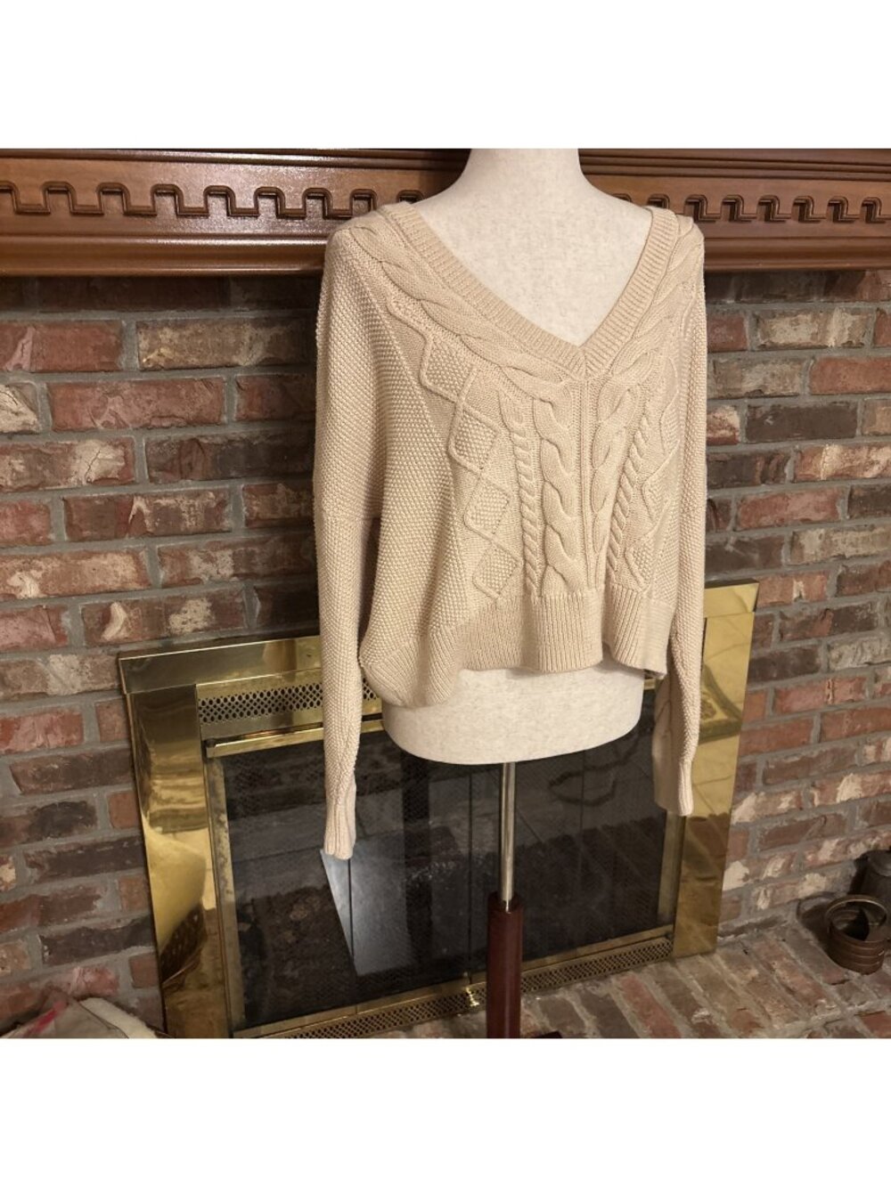 Cabi Beige V-neck Sweater Cropped Size Large Oversized